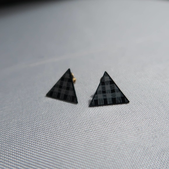 Vintage 80s plaid small triangle stud earrings - Picture 2 of 4